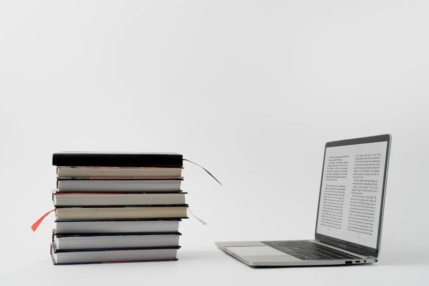 Ensemble comprenant un ordinateur portable et des livres